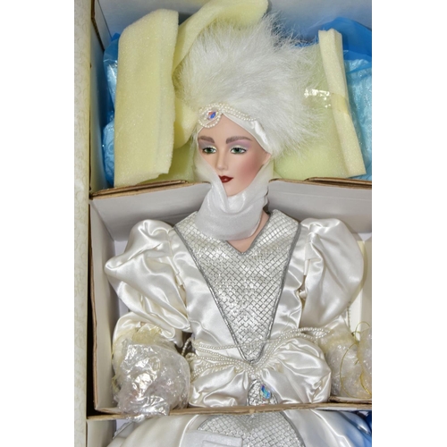 750 - A BOX AND LOOSE DOLLS, to include boxed Franklin Heirloom Dolls The Snow Queen and The Victoria and ... 