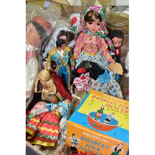 750 - A BOX AND LOOSE DOLLS, to include boxed Franklin Heirloom Dolls The Snow Queen and The Victoria and ... 