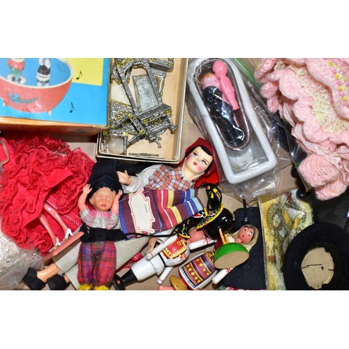 750 - A BOX AND LOOSE DOLLS, to include boxed Franklin Heirloom Dolls The Snow Queen and The Victoria and ... 