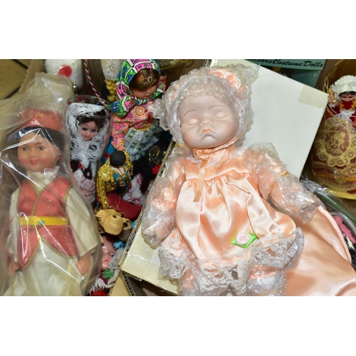 750 - A BOX AND LOOSE DOLLS, to include boxed Franklin Heirloom Dolls The Snow Queen and The Victoria and ... 