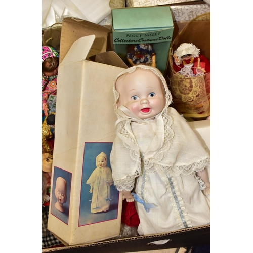 750 - A BOX AND LOOSE DOLLS, to include boxed Franklin Heirloom Dolls The Snow Queen and The Victoria and ... 