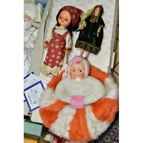 750 - A BOX AND LOOSE DOLLS, to include boxed Franklin Heirloom Dolls The Snow Queen and The Victoria and ... 