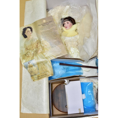 750 - A BOX AND LOOSE DOLLS, to include boxed Franklin Heirloom Dolls The Snow Queen and The Victoria and ... 