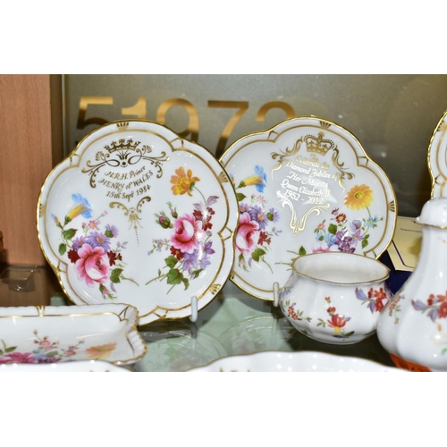 775 - A QUANTITY OF ROYAL CROWN DERBY 'DERBY POSIES' GIFTWARES ETC, backstamps vary, approximately thirty ... 