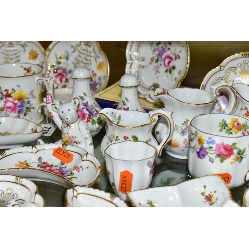 775 - A QUANTITY OF ROYAL CROWN DERBY 'DERBY POSIES' GIFTWARES ETC, backstamps vary, approximately thirty ... 