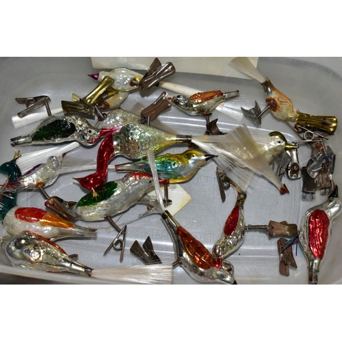 784 - SIX BOXES AND LOOSE CHRISTMAS TREES AND DECORATIONS, to include twenty six vintage glass clip on bir... 