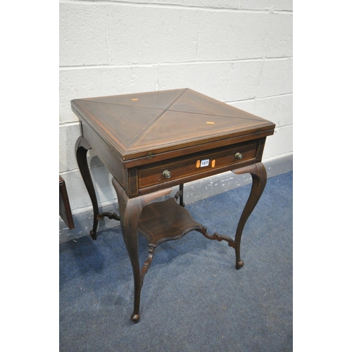 1477 - AN EDWARDIAN MAHOGANY AND INLAID ENVELOPE CARD TABLE, enclosing a green baize playing surface, with ... 