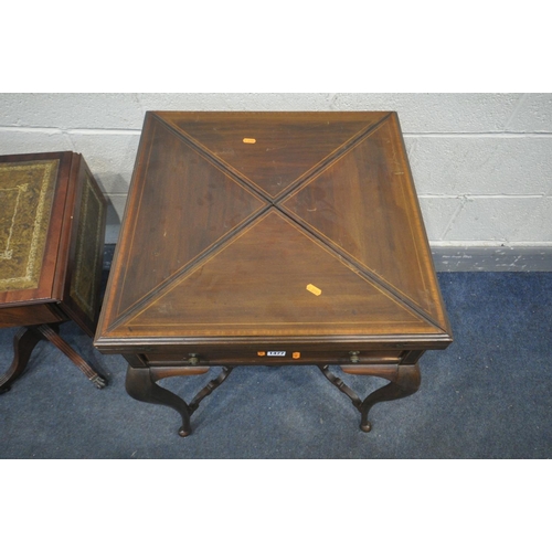 1477 - AN EDWARDIAN MAHOGANY AND INLAID ENVELOPE CARD TABLE, enclosing a green baize playing surface, with ... 