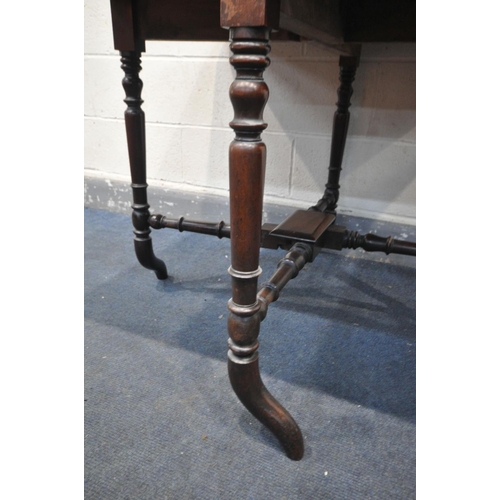 1481 - AN EDWARDIAN MAHOGANY SUTHERLAND TABLE, on turned splayed legs, united by turned stretchers, open wi... 