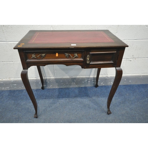 1543 - AN EDWARDIAN MAHOGANY LADIES DESK, with a red leather writing surface, the frieze with a single encl... 