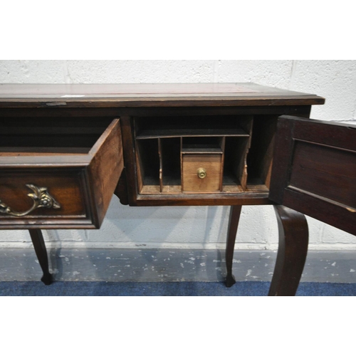 1543 - AN EDWARDIAN MAHOGANY LADIES DESK, with a red leather writing surface, the frieze with a single encl... 