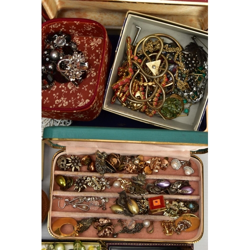 100 - A BOX OF ASSORTED COSTUME JEWELLERY AND OTHER ITEMS, to include small jewellery boxes, beaded neckla... 