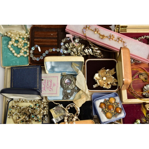 100 - A BOX OF ASSORTED COSTUME JEWELLERY AND OTHER ITEMS, to include small jewellery boxes, beaded neckla... 