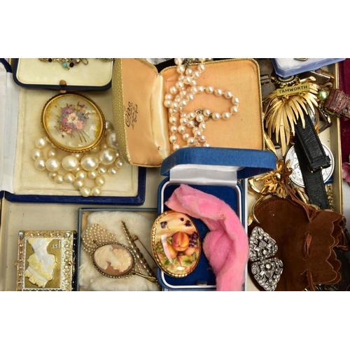 100 - A BOX OF ASSORTED COSTUME JEWELLERY AND OTHER ITEMS, to include small jewellery boxes, beaded neckla... 