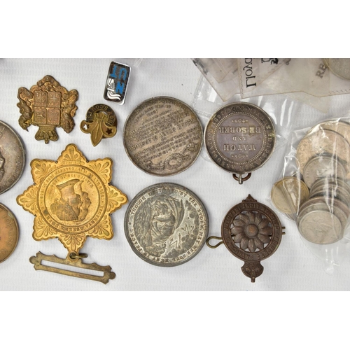 121 - A CARDBOARD TRAY OF UK AND WORLD COINS, to include medallions representing royalty and government wi... 