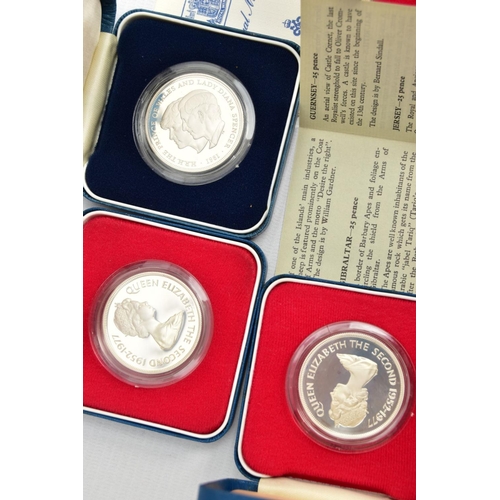 122 - A SELECTION OF CROWN SIZED SILVER PROOF COINS MOSTLY CELEBRATING THE QUEENS JUBILEE IN 1977, to incl... 