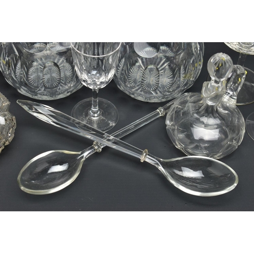 475A - A SMALL QUANTITY OF CERAMICS AND GLASS, comprising a pair of globe and shaft decanters (one chipped)... 