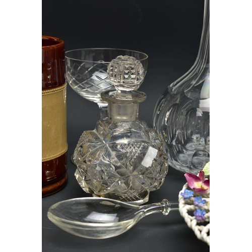 475A - A SMALL QUANTITY OF CERAMICS AND GLASS, comprising a pair of globe and shaft decanters (one chipped)... 