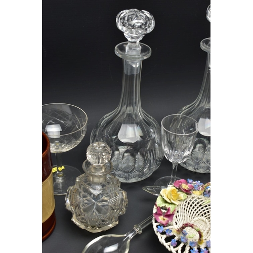 475A - A SMALL QUANTITY OF CERAMICS AND GLASS, comprising a pair of globe and shaft decanters (one chipped)... 