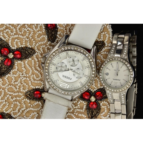 80 - TWO FOSSIL WRISTWATCHES AND A COSTUME JEWELLERY PURSE, the first a manual wind, round white and silv... 