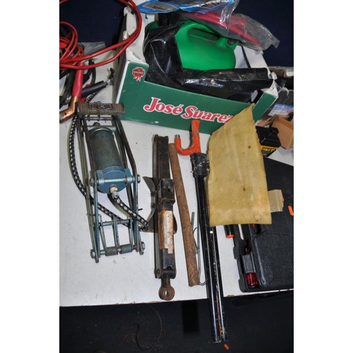 1307 - A COLLECTION OF AUTOMOTIVE TOOLS including a Kinzo trolley jack, a pair of axle stands, two car jack... 