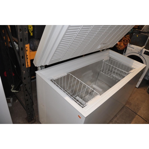 1321 - A ELECTROLUX ECM3057/BMI310 large chest freezer, measuring width 133cm x depth 62cm x height 88cm (P... 