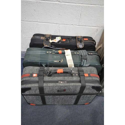 1405 - A QUANTITY OF LUGGAGE, to include five various suitcases and a carry bag (6)