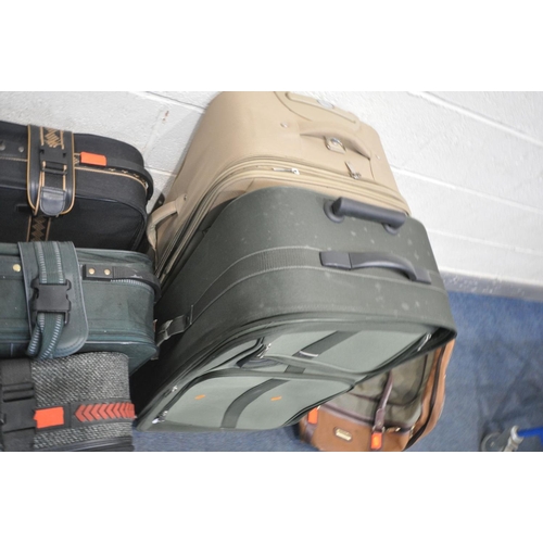 1405 - A QUANTITY OF LUGGAGE, to include five various suitcases and a carry bag (6)