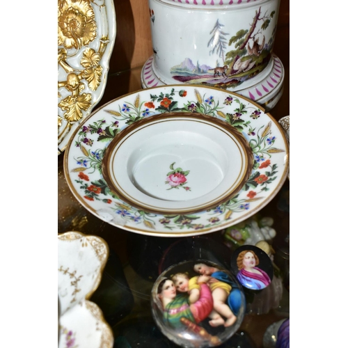 452 - A SMALL GROUP OF 19TH AND EARLY 20TH CENTURY CONTINENTAL PORCELAIN, comprising a 19th century twin h... 