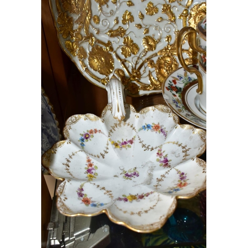 452 - A SMALL GROUP OF 19TH AND EARLY 20TH CENTURY CONTINENTAL PORCELAIN, comprising a 19th century twin h... 