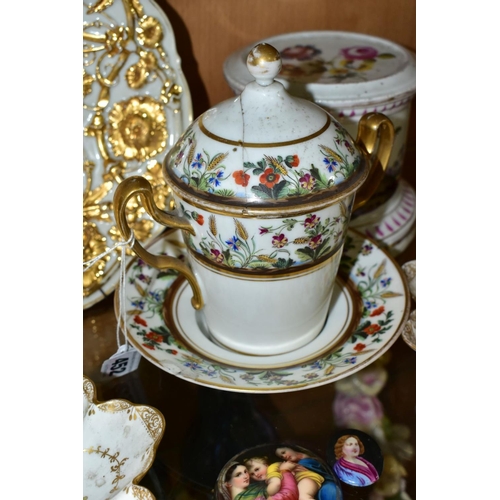 452 - A SMALL GROUP OF 19TH AND EARLY 20TH CENTURY CONTINENTAL PORCELAIN, comprising a 19th century twin h... 