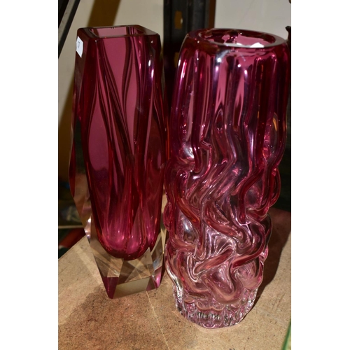 761 - FOUR PIECES OF LATE 20TH CENTURY STUDIO GLASS, comprising a Pavel Hlava 'dragon' vase for Crystalex,... 