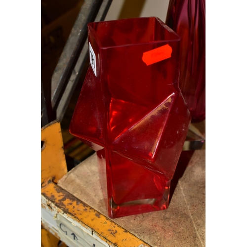 761 - FOUR PIECES OF LATE 20TH CENTURY STUDIO GLASS, comprising a Pavel Hlava 'dragon' vase for Crystalex,... 