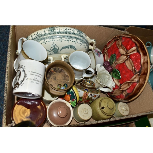 762 - A COLLECTION OF DRINKING GLASSES AND CERAMICS CONSISTING OF A POOLE TEA SET, SIX CUPS, SAUCERS, TEA ... 