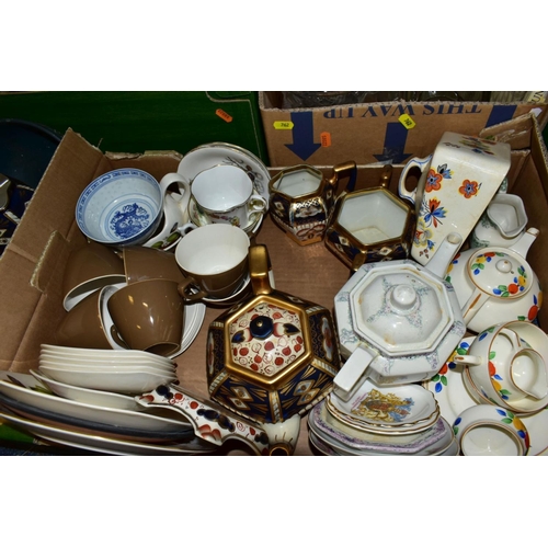 762 - A COLLECTION OF DRINKING GLASSES AND CERAMICS CONSISTING OF A POOLE TEA SET, SIX CUPS, SAUCERS, TEA ... 