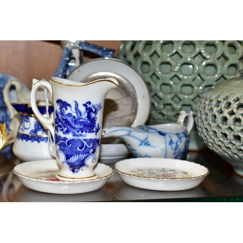 474 - A GROUP OF ASSORTED CERAMICS, MOSTLY 20TH CENTURY, including a Royal Worcester James Hadley shape cu... 