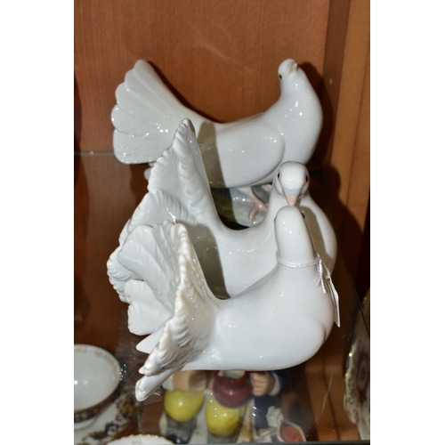 497 - TWO LLADRO DOVE FIGURES, comprising Couple of Doves No. 1169, sculpted by Antonio Ballester, issued ... 