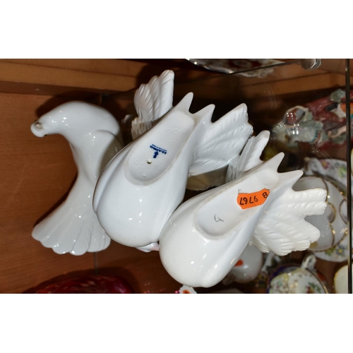 497 - TWO LLADRO DOVE FIGURES, comprising Couple of Doves No. 1169, sculpted by Antonio Ballester, issued ... 