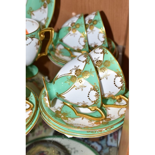 511 - A THIRTY NINE PIECE 1930s ROYAL WORCESTER TEA SET, pattern number Z1357, with gilded flowers and fol... 