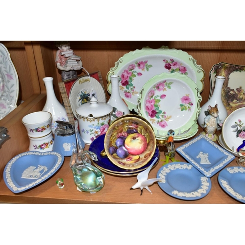 514 - A GROUP OF CERAMICS AND GLASSWARES, to include a Beswick Johnny Town Mouse BP3a, four Royal Albert b... 