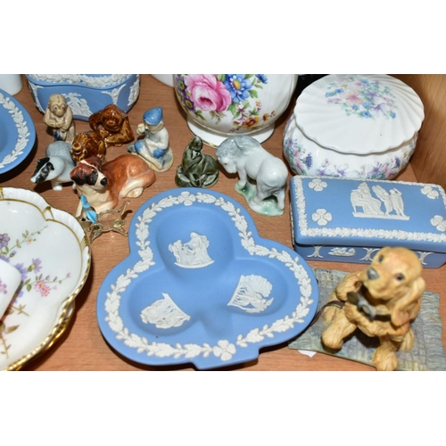 514 - A GROUP OF CERAMICS AND GLASSWARES, to include a Beswick Johnny Town Mouse BP3a, four Royal Albert b... 