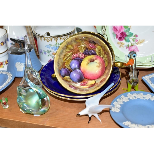 514 - A GROUP OF CERAMICS AND GLASSWARES, to include a Beswick Johnny Town Mouse BP3a, four Royal Albert b... 