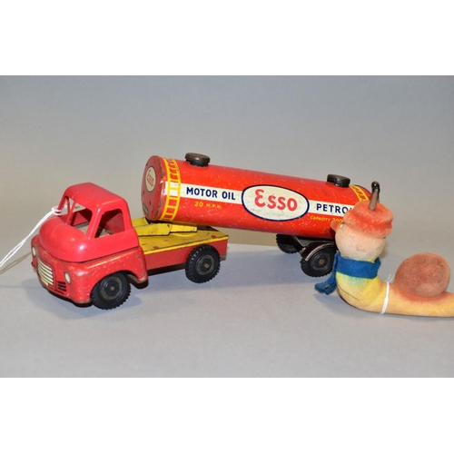 529 - AN UNBOXED WELLS BRIMTOY WELSOTOYS TINPLATE AND PLASTIC FRICTION DRIVE BEDFORD S TYPE ARTICULATED ES... 