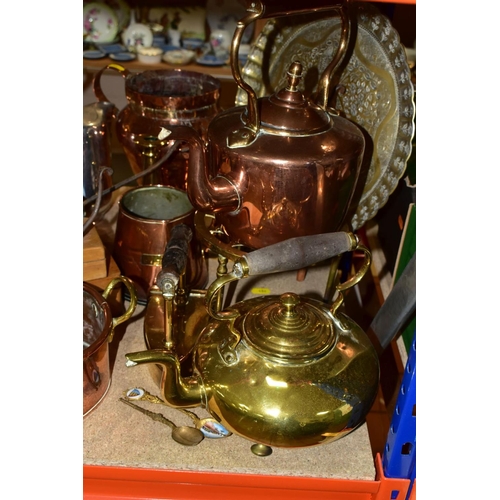 555 - A QUANTITY OF METALWARES AND SUNDRY ITEMS, to include a set of brass postal scales stamped 'Warrante... 