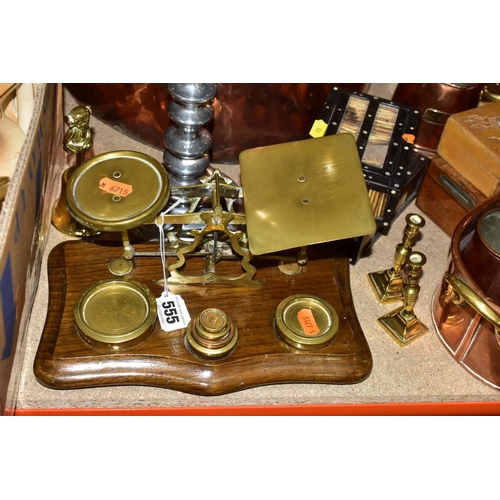 555 - A QUANTITY OF METALWARES AND SUNDRY ITEMS, to include a set of brass postal scales stamped 'Warrante... 