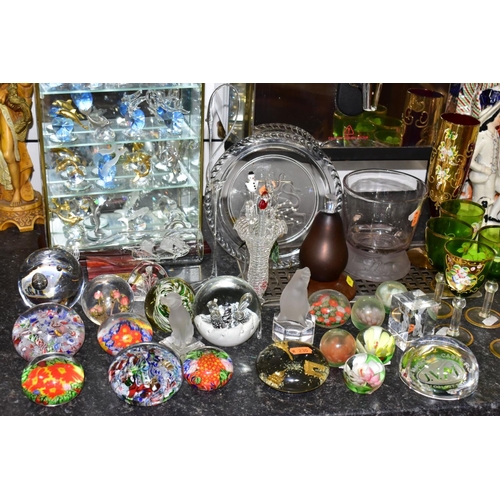 564 - A GROUP OF DECORATIVE GLASSWARES AND DISPLAY CABINET, to include a Brooks & Bentley 'The Crystal Hea... 