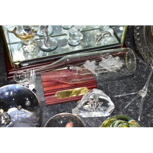 564 - A GROUP OF DECORATIVE GLASSWARES AND DISPLAY CABINET, to include a Brooks & Bentley 'The Crystal Hea... 