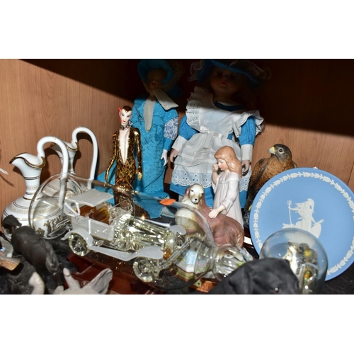 571 - A GROUP OF CERAMICS, ORNAMENTS AND COLLECTORS DOLLS, to include a Lladro Lamplighter figurine, no 52... 