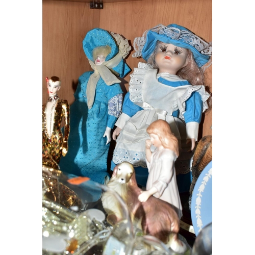 571 - A GROUP OF CERAMICS, ORNAMENTS AND COLLECTORS DOLLS, to include a Lladro Lamplighter figurine, no 52... 