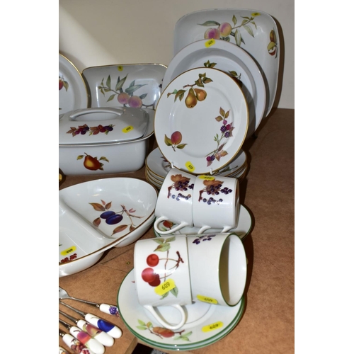 609 - ROYAL WORCESTER PORCELAIN EVESHAM DINNER SERVICE, including twelve serving dishes of various shapes,... 